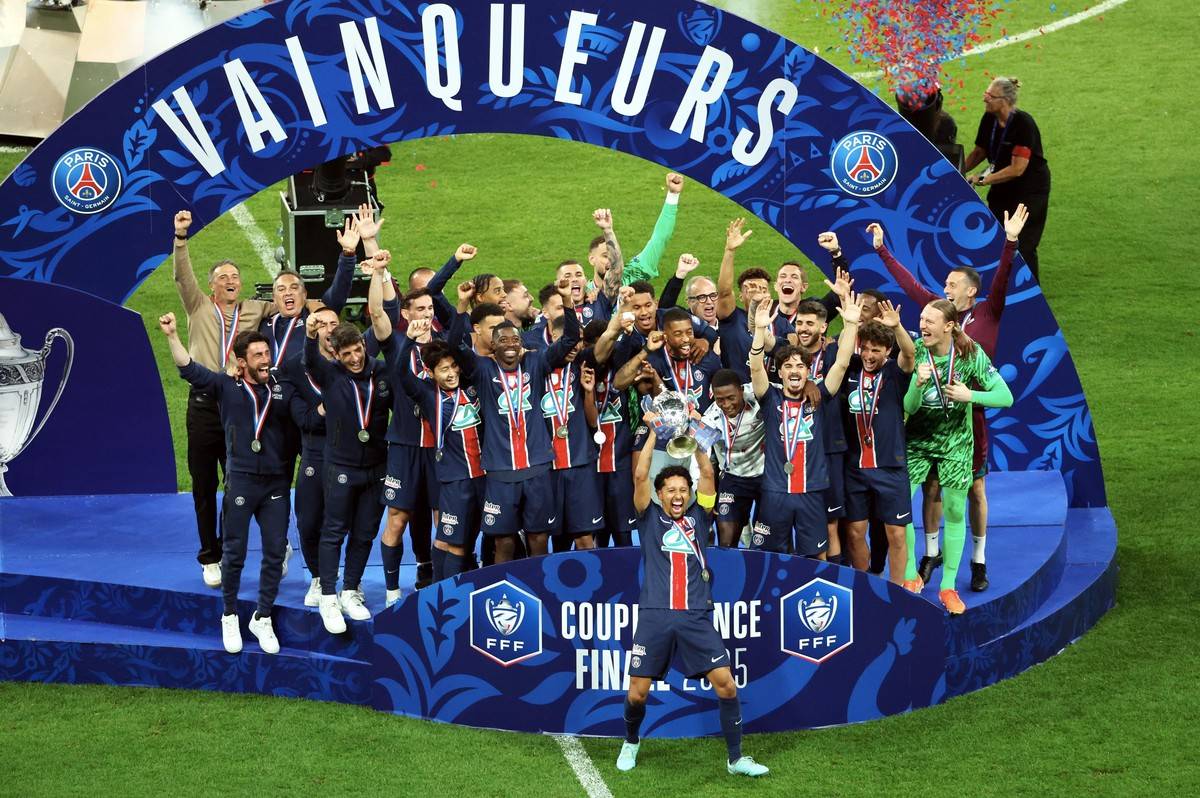 leyu乐鱼体育-巴黎兴奋赛场即将迎战，球迷齐聚支持