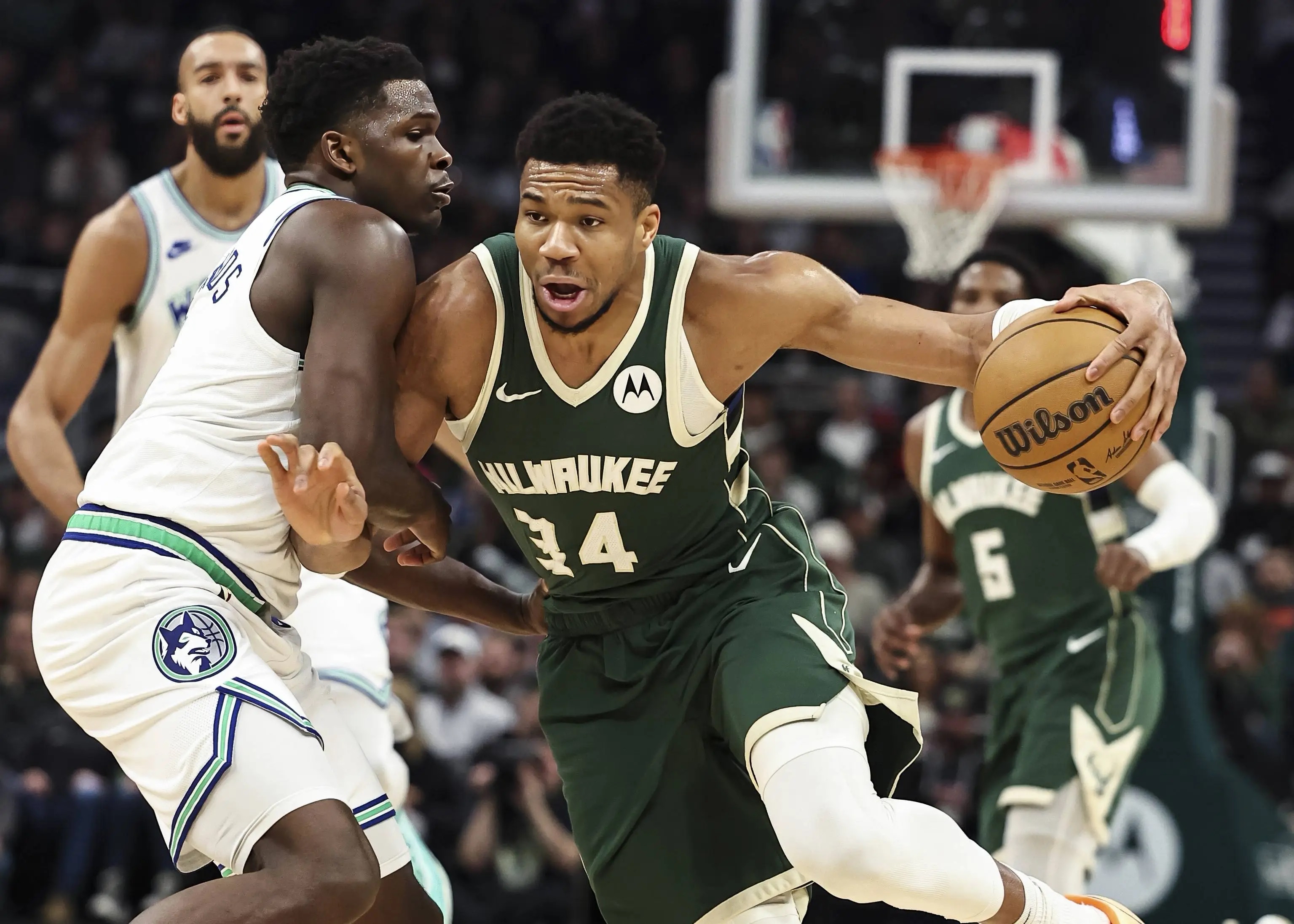 雄鹿击败森林狼，字母哥独得28分