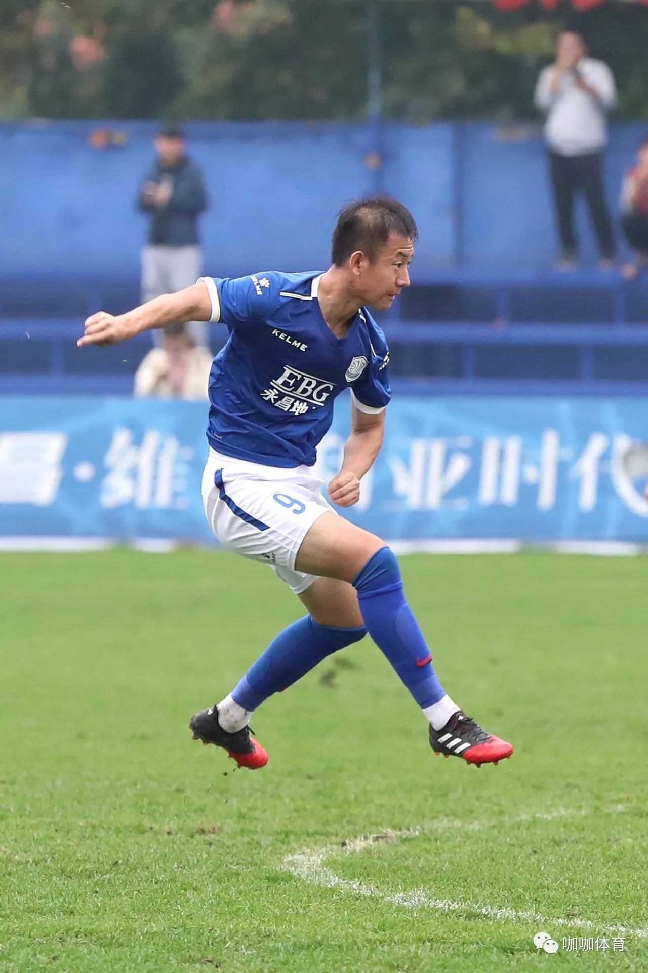 雄心勃勃,球队实力雄厚赢得阵阵掌声 雄心勃勃,球队实力雄厚赢得阵阵掌声