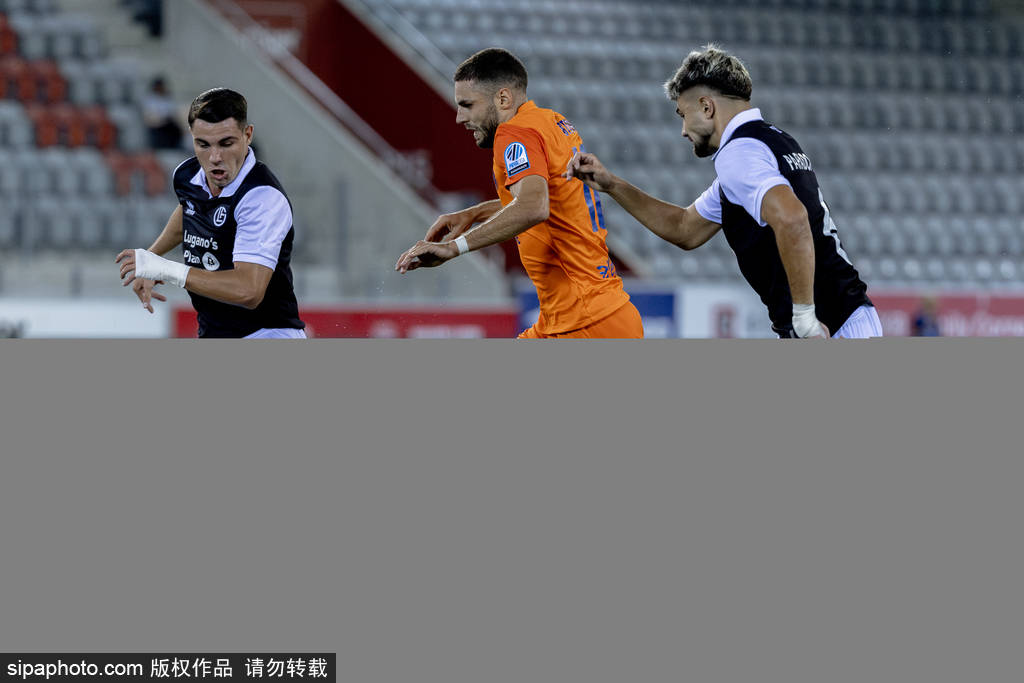 比赛中出现意外,球员红牌下场 比赛中出现意外,球员红牌下场