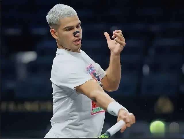 包含西班牙网球队轻取法国网球队，费德勒打破历史纪录的词条